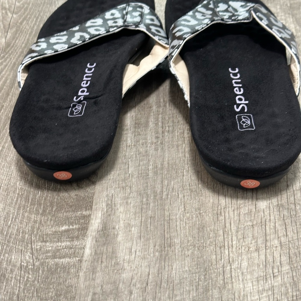 Spenco Flip Flop Womens 38 Size 7.5 Cheetah print Sandal Comfort Black Flat NWOT - Picture 4 of 6